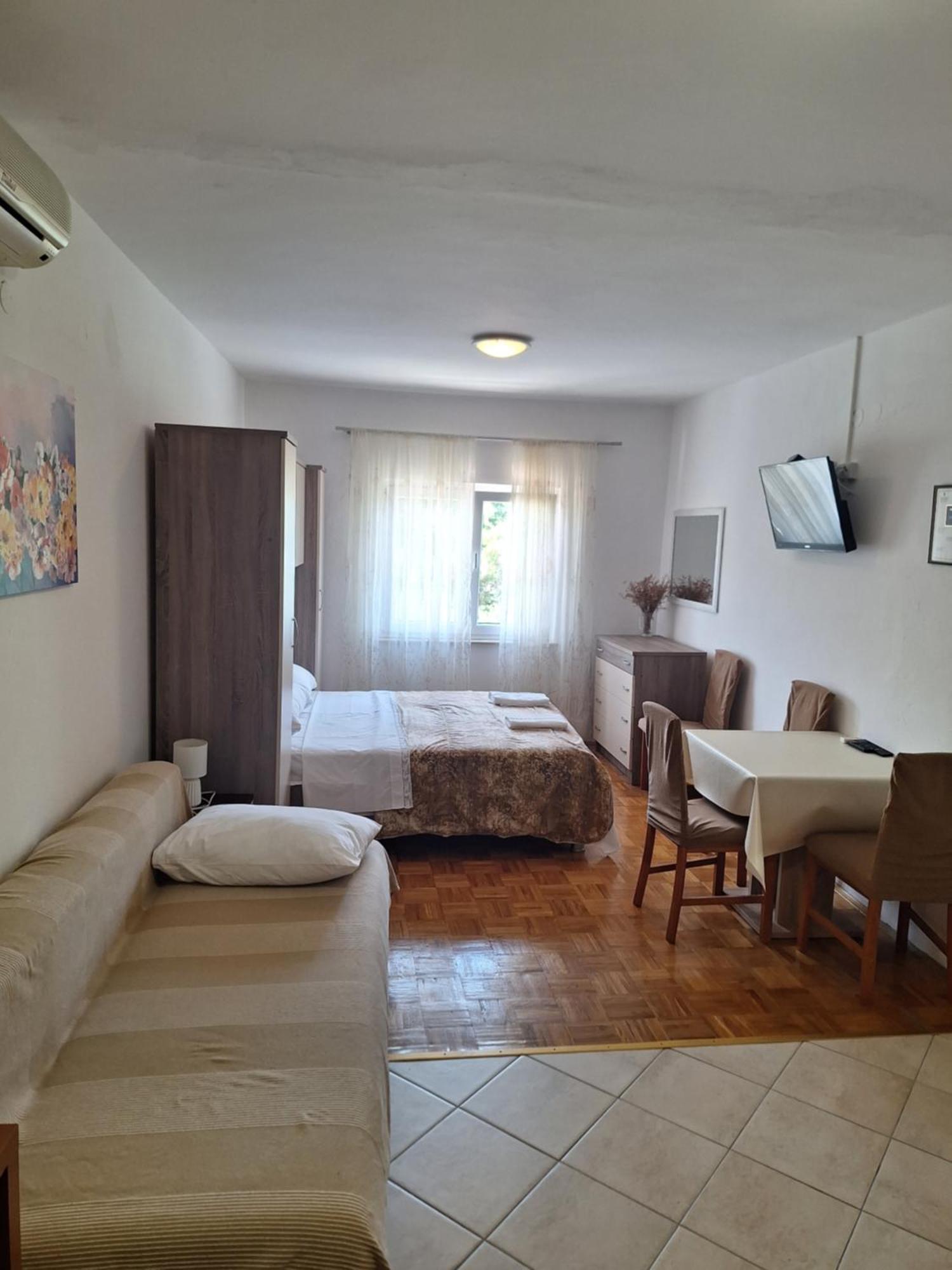 Diana Rooms And Apartments สตารีกราด-ปาเคลนีซา ภายนอก รูปภาพ